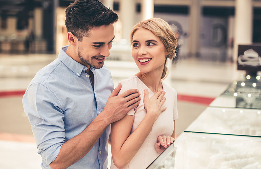 Пара покупает ювелирное украшение на распродаже в Черную пятницу-2021 в Днепре.