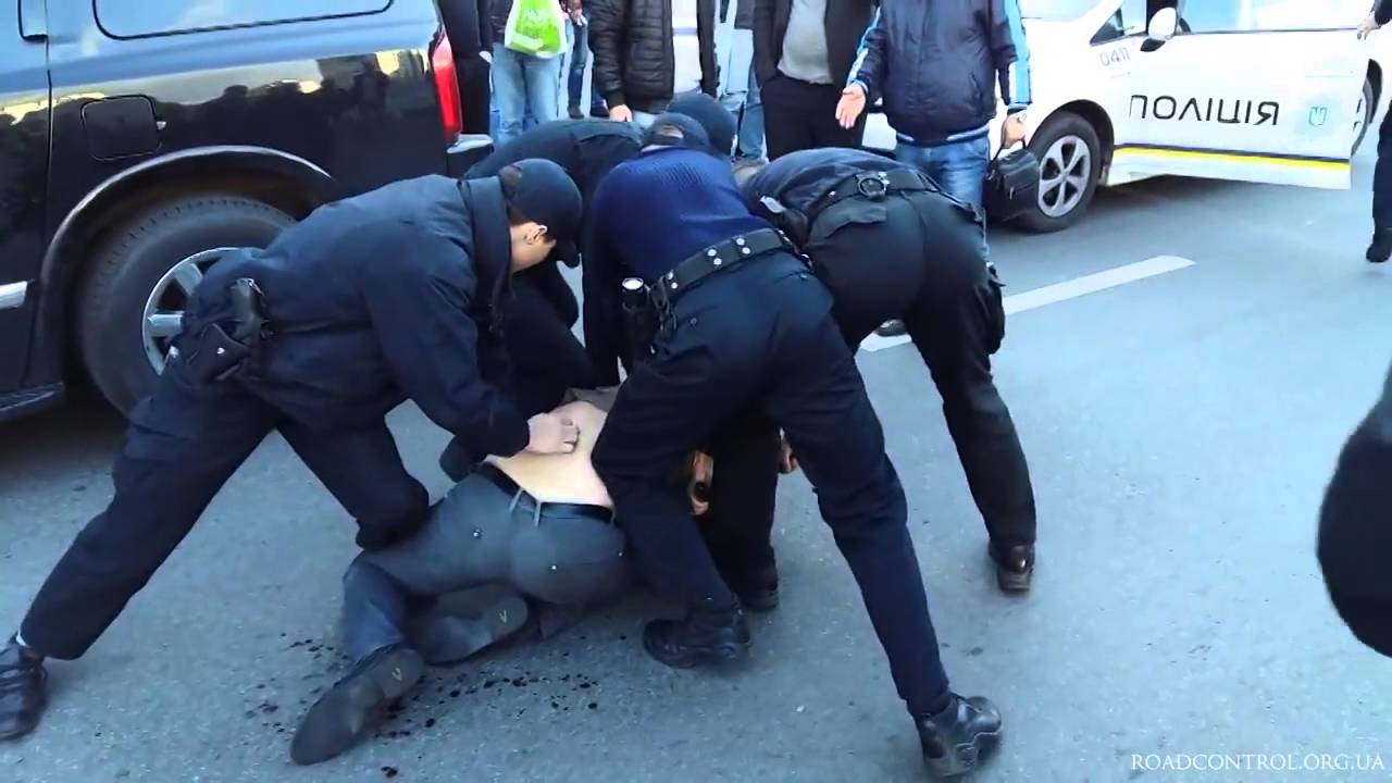 Полицейского обвинили в превышении полномочий при задержании/ фото: znaj.ua