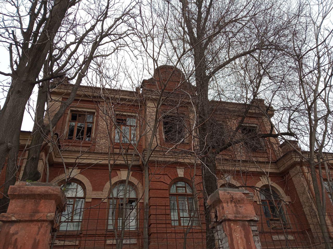 «Заброшки» Днепра: Сокровище «расчлененного» дома в переулке Шевченко