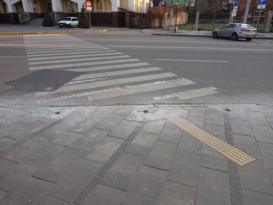 Лунки под столбики на тактильной плитке / фото: FB Yurii Voskoboinikov