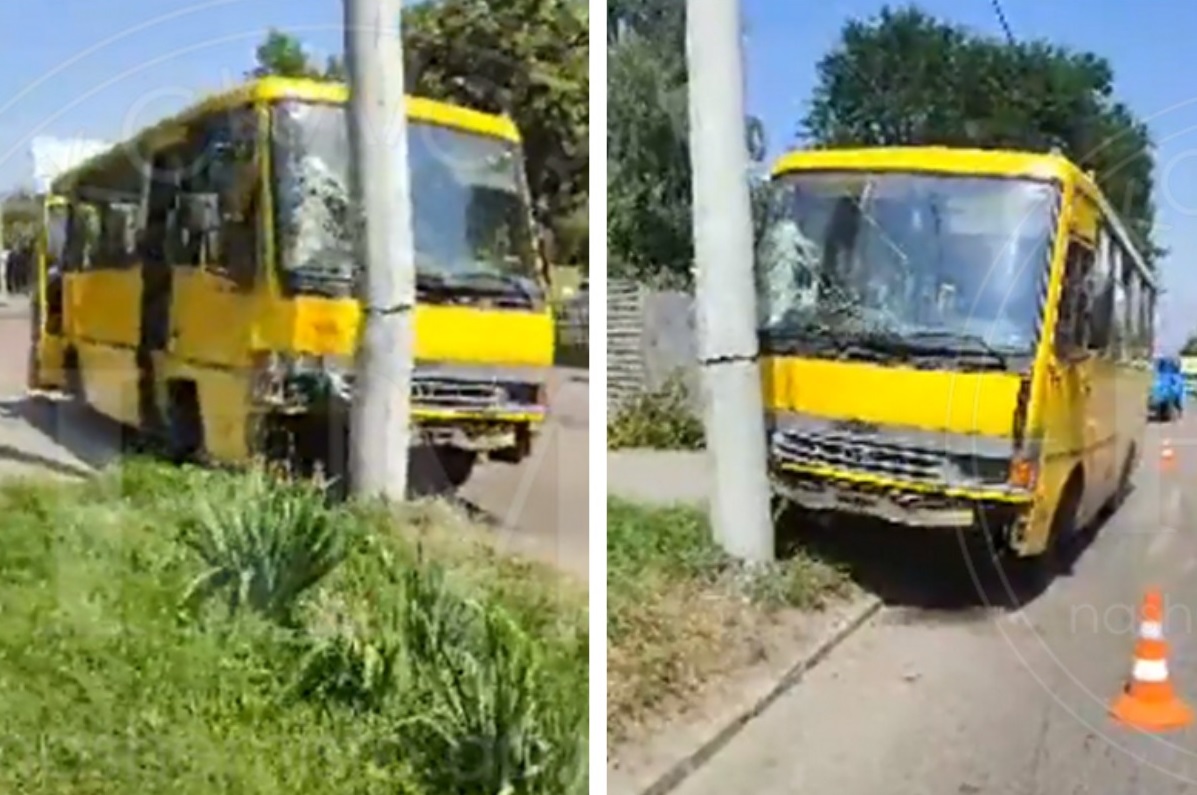 Маршрутка №34 врезалась в столб в Днепре/ фото: НМ