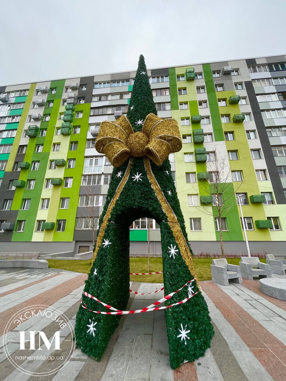 Новогодняя елка в сквере на Слобожанском проспекте .