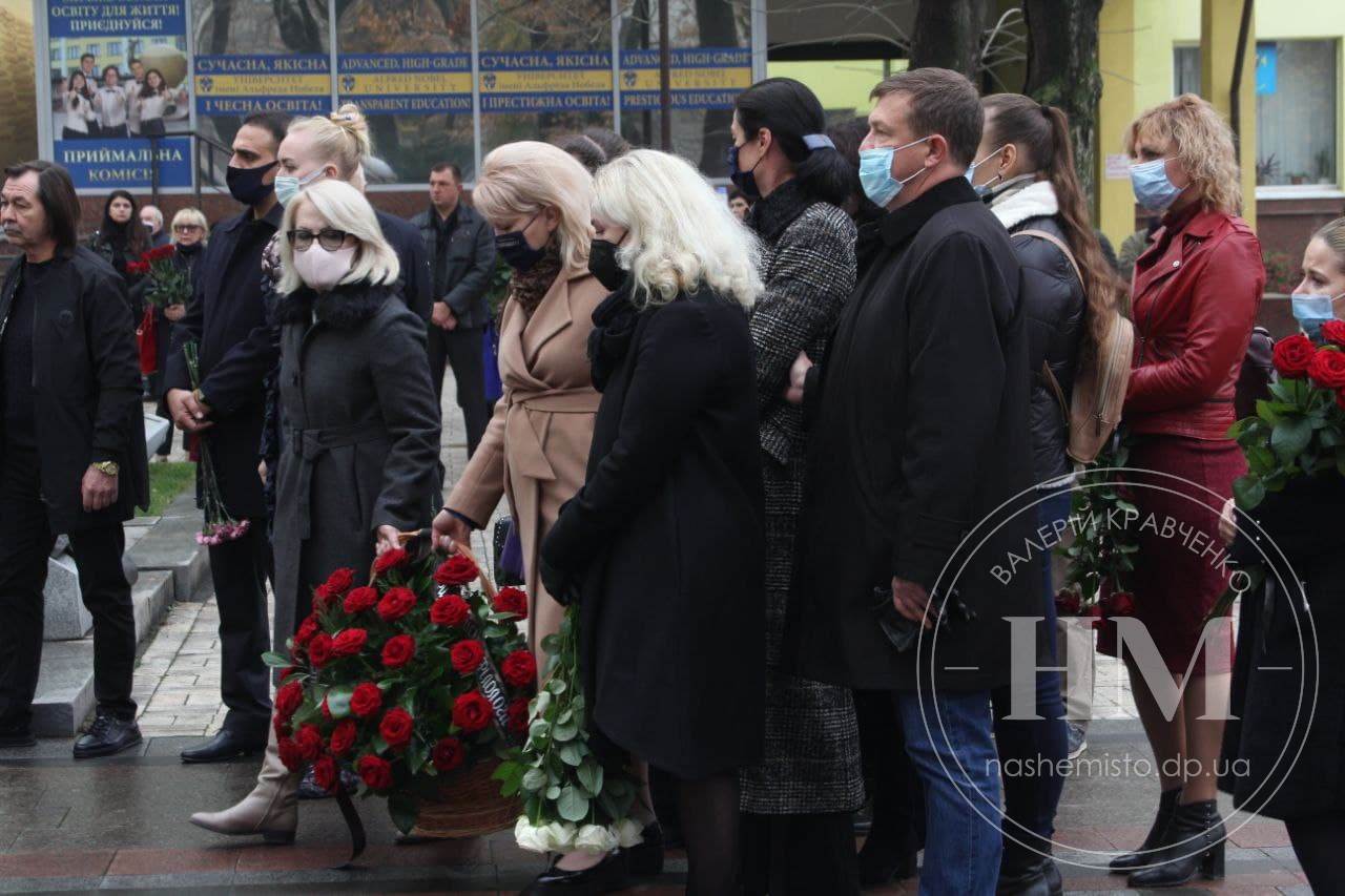 В Днепре сотни людей попрощались с основателем Университета имени Альфреда Нобеля/ фото: НМ 