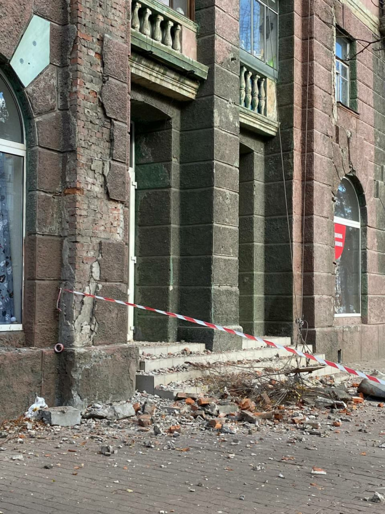 На Дмитрия Яворницкого, 100 на тротуар падают камни/ фото: Depo.Дніпро