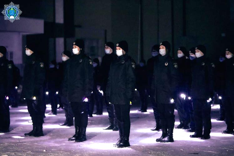 Как студенты делали герб из лампочек/ фото: пресс-служба ДГУВД