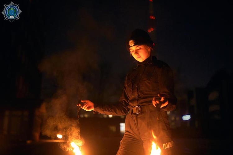 Курсанты делают фаэр-шоу/ фото: пресс-служба ДГУВД