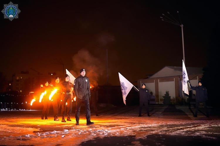 Курсанты делают фаэр-шоу и выступление с флагами/ фото: пресс-служба ДГУВД