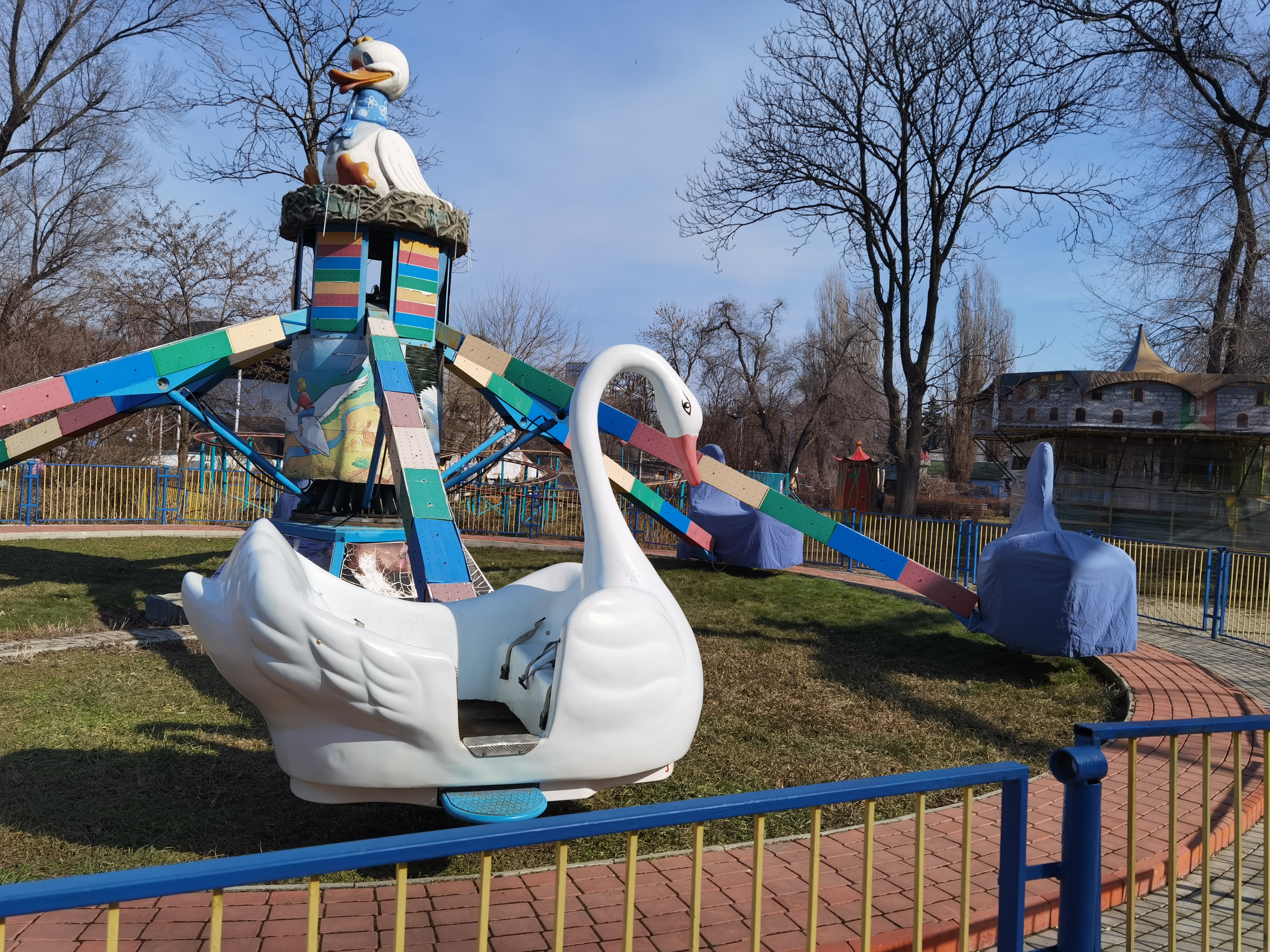 Аттракцион "Лебеди" в парке Глобы/ фото: Светлана Юрченко