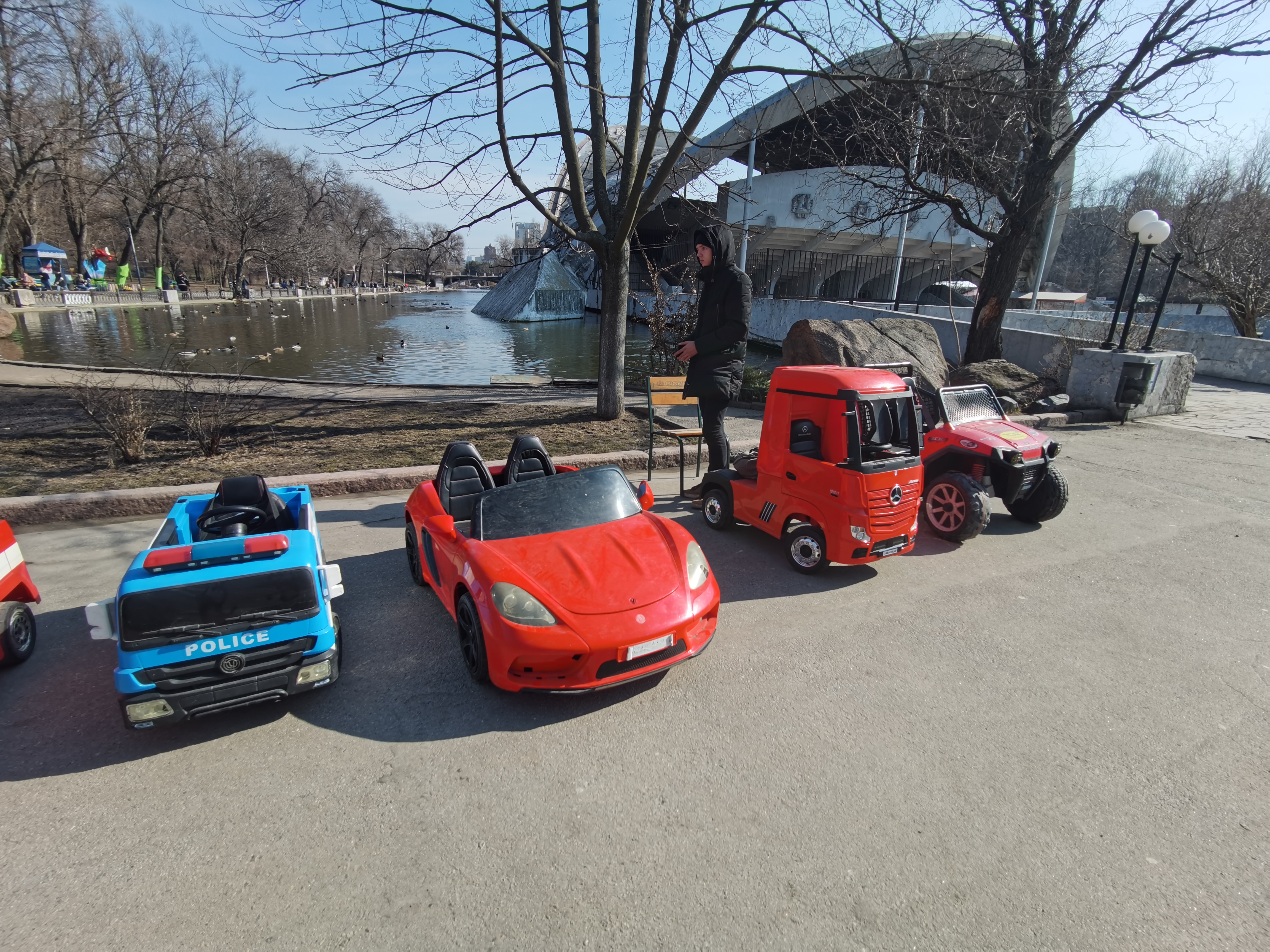 Машинки в парке Глобы/ фото: Светлана Юрченко