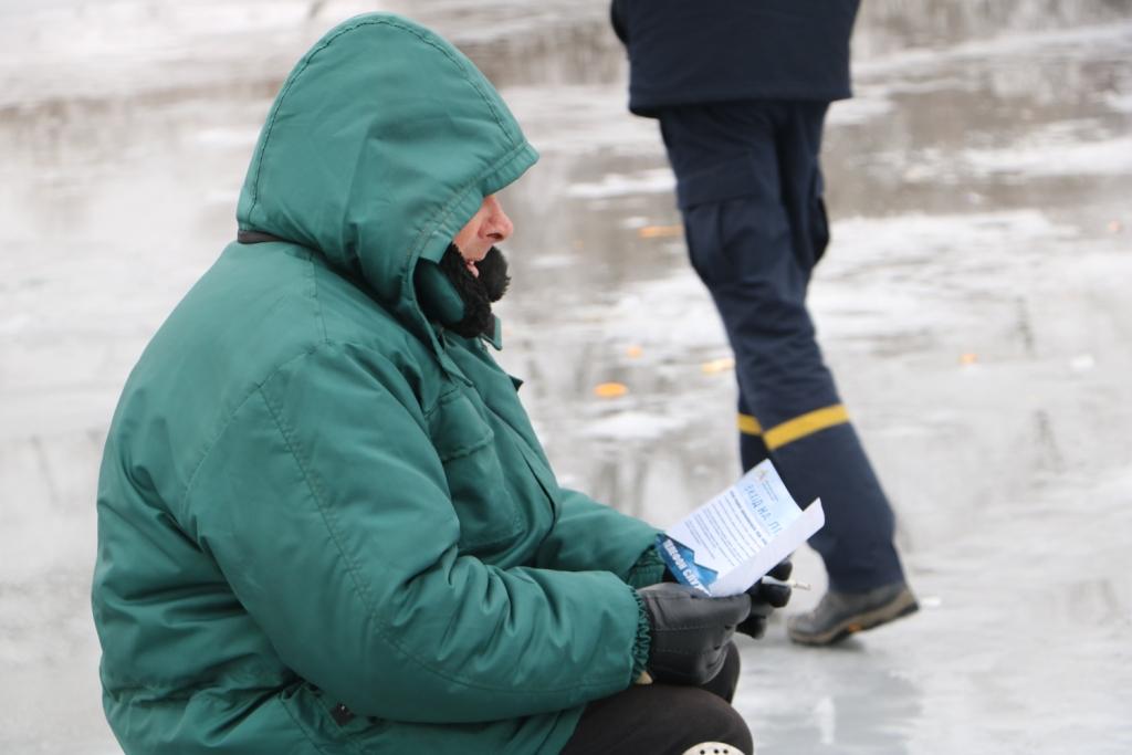 Рыбак с инструкцией/ фото: dp.dsns.gov.ua