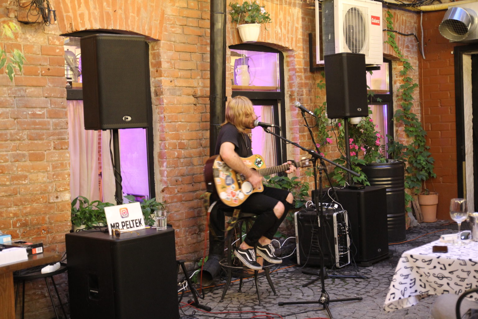 Женя на выступлении в баре/ фото: kustdnipro.com