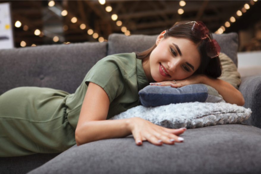 Девушка покупает мебель на распродаже в Черную пятницу-2021 в Днепре.