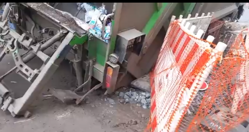 На проспекте Александра Поля, 40 мусоровоз провалился под асфальт.