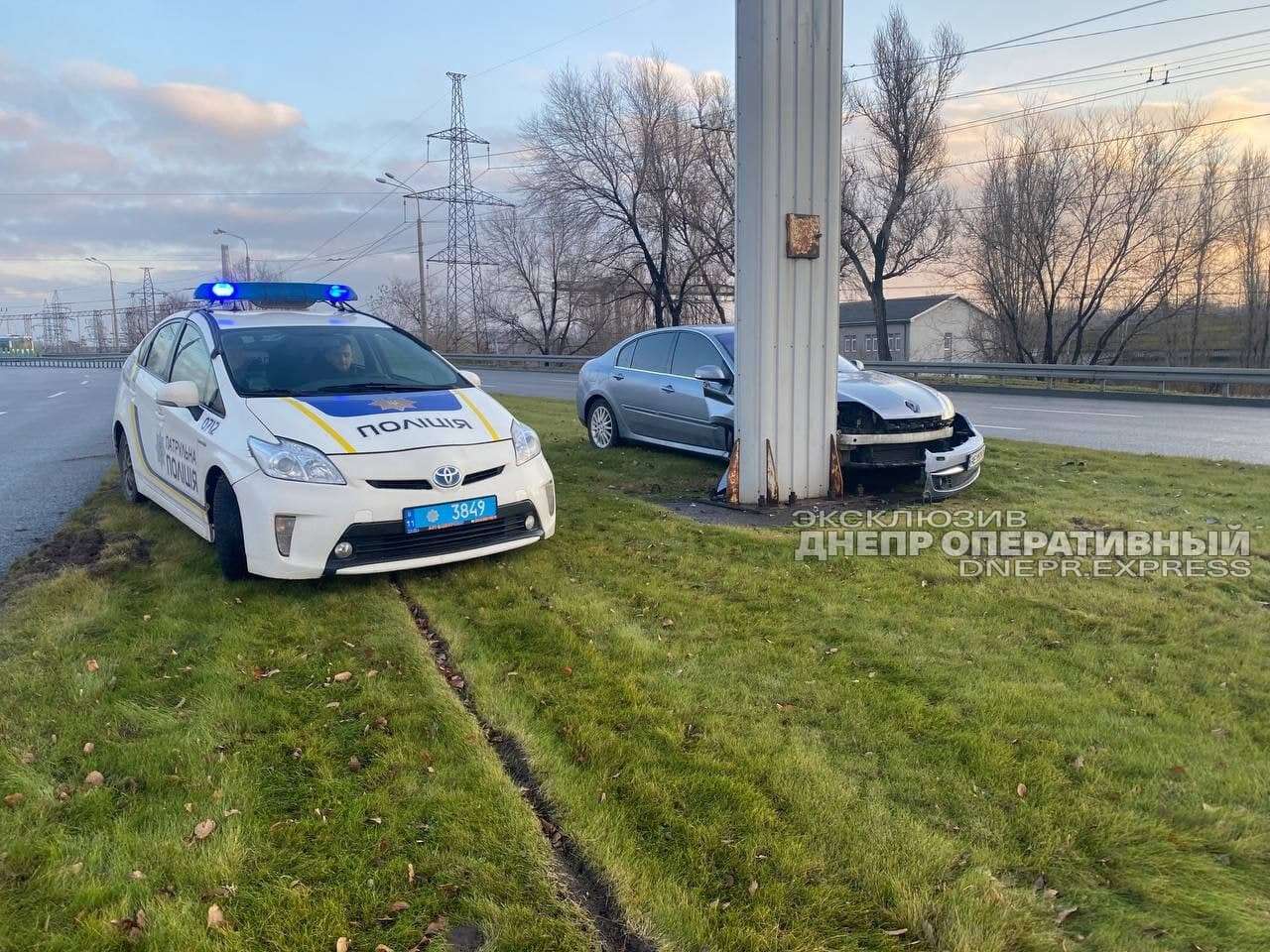 В Днепре на Набережной Заводской Renault врезался в билборд.