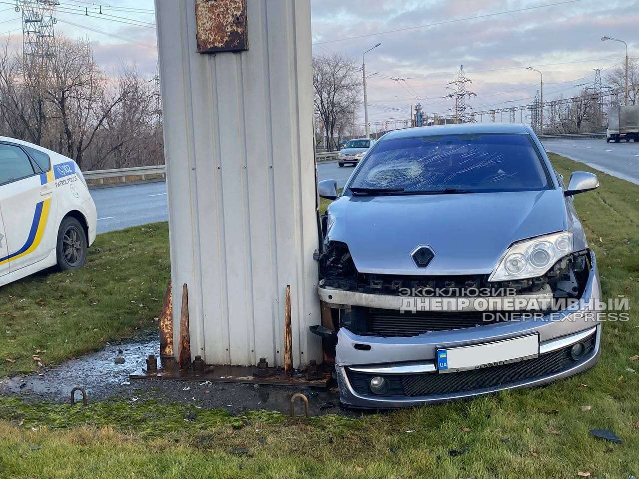 В Днепре на Набережной Заводской Renault врезался в столб.