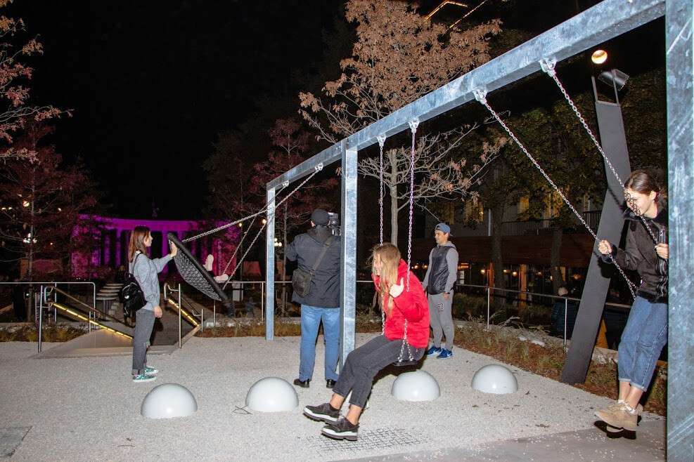 Качели на улице Яворницкого в Днепре/ фото: gorsovet.com.ua