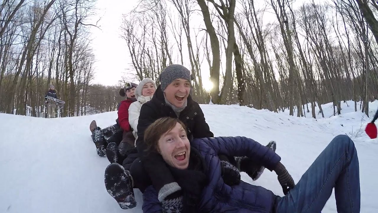 Люди катаются на санках/ фото:  youtube kirrazflove KF