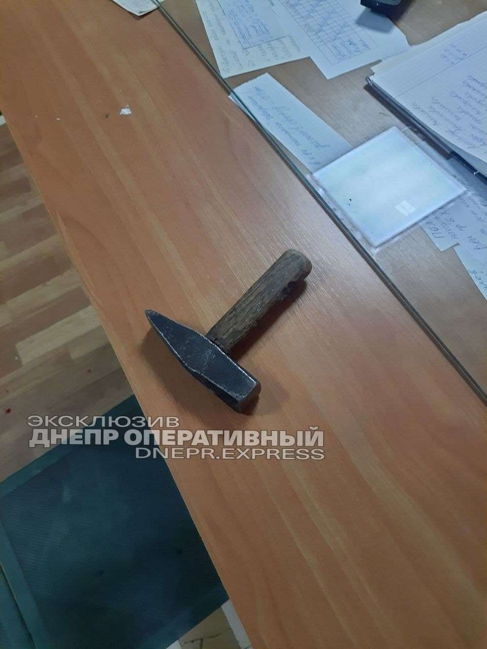 Молоток, которым мужчина ударил вахтершу.