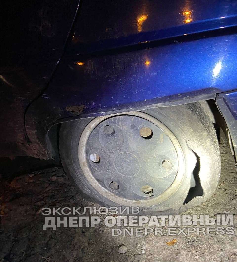 Мужчина порезал шины на колесах машины курьера Glovo