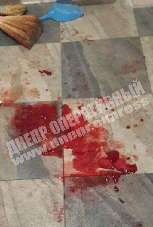 Лужа крови посетителей/ фото: Днепр Оперативный