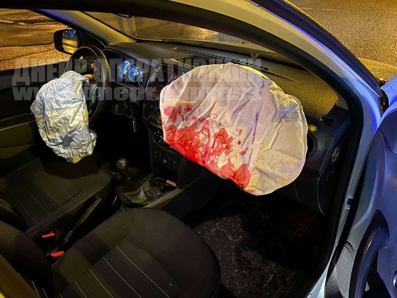 Салон машины такси после аварии/ фото: Днепр Оперативный