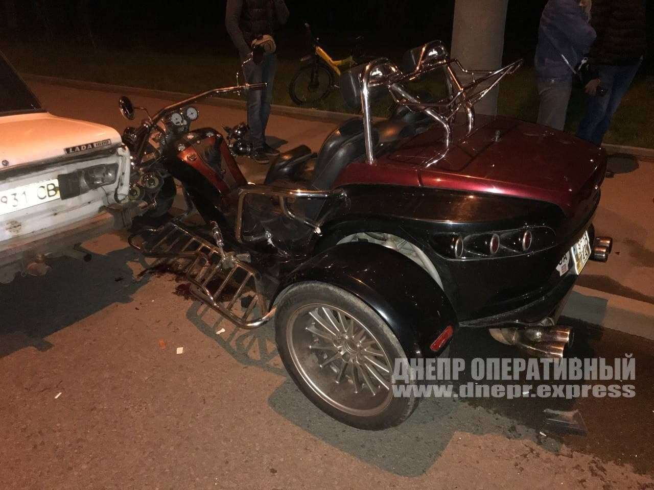 Трицикл и "ВАЗ"/ фото: Днепр Оперативный