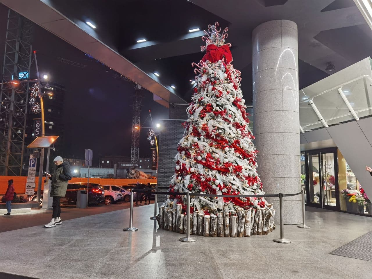 Елка на входе в "Мост-сити"/ фото: Светлана Юрченко