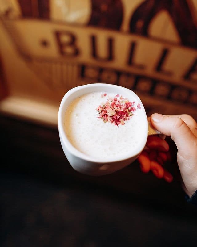 Коктейль Honey Bee/ фото: instagram BnB Breakfast Bar