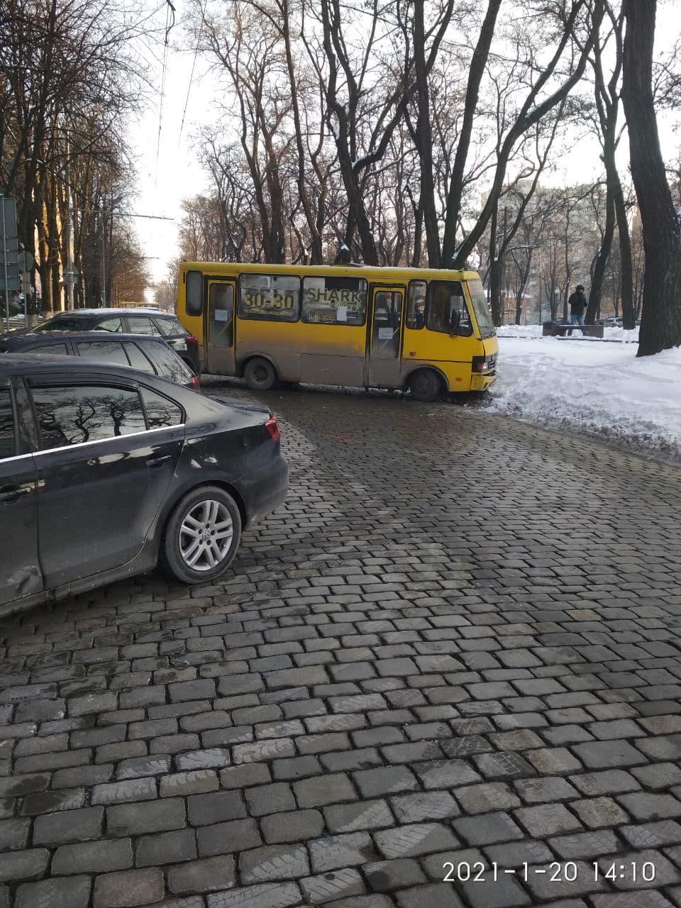 Маршрутка врезалась в бордюр/ фото: Громадський транспорт