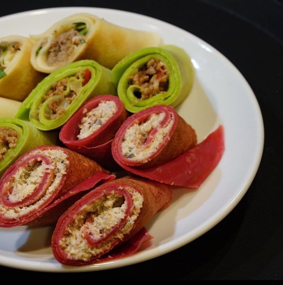 Блины разноцветные с разными видами мяса/ фото: inst blinches_n1