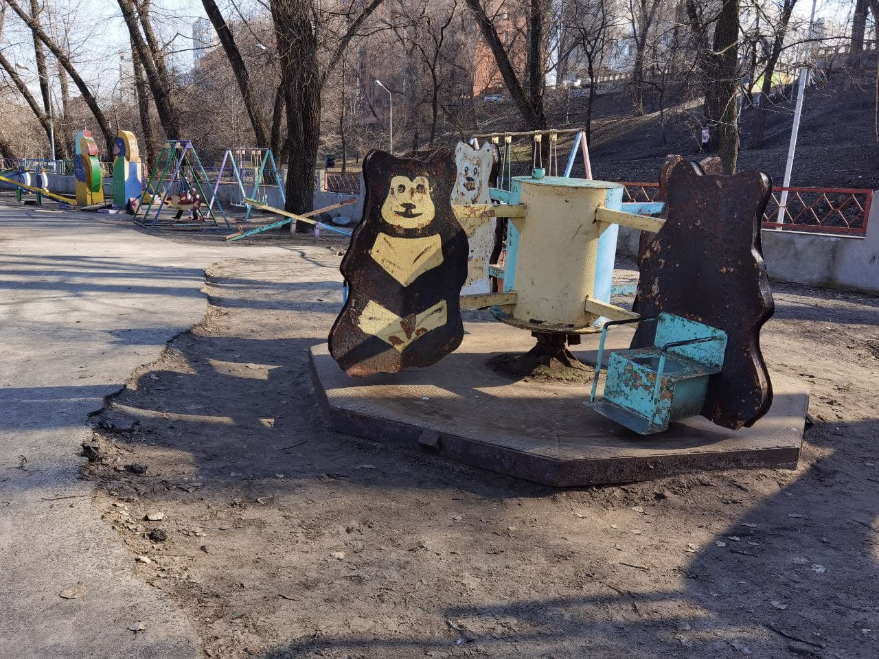 Качели в парке Глобы/ фото: Светлана Юрченко