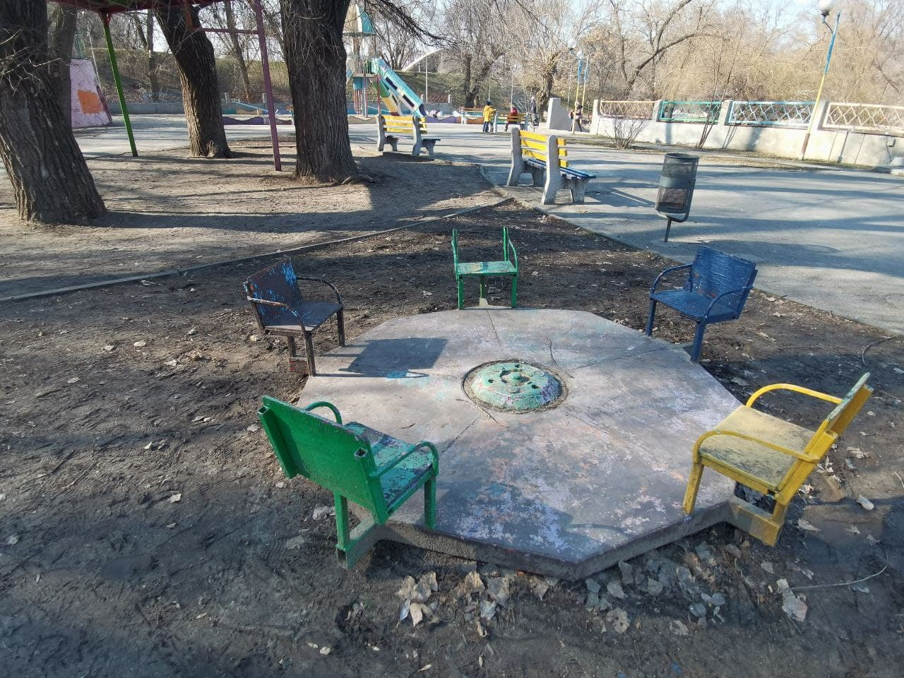 Качели поломались в парке Глобы/ фото: Светлана Юрченко