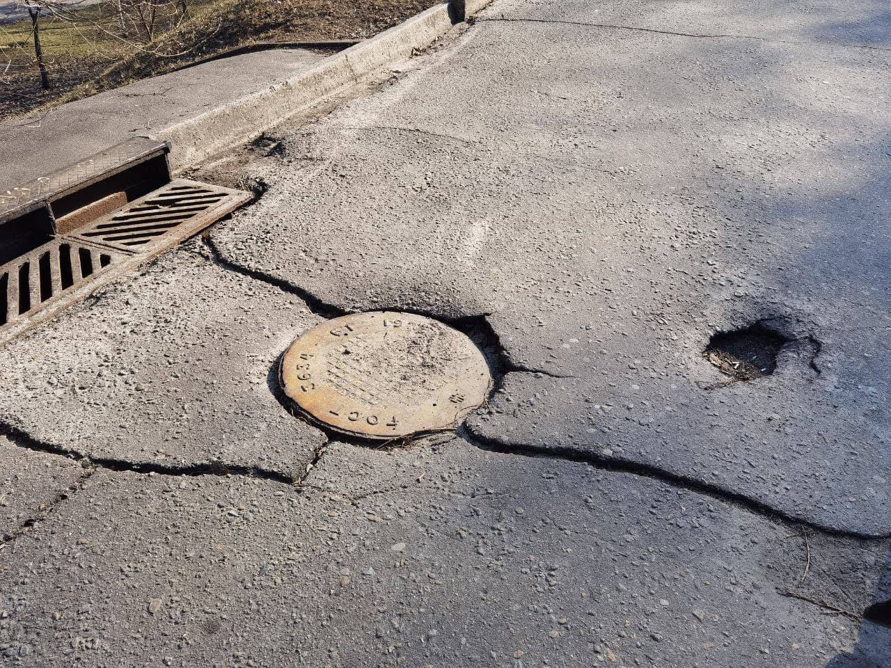 На мосту проваливается люк/ фото: Светлана Юрченко