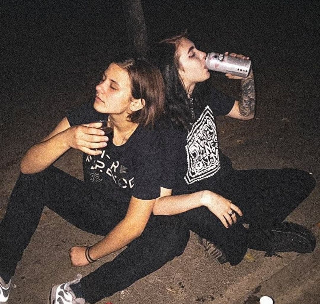 Настя пьет "Рево" с подругой/ фото: inst sam.ilo_o