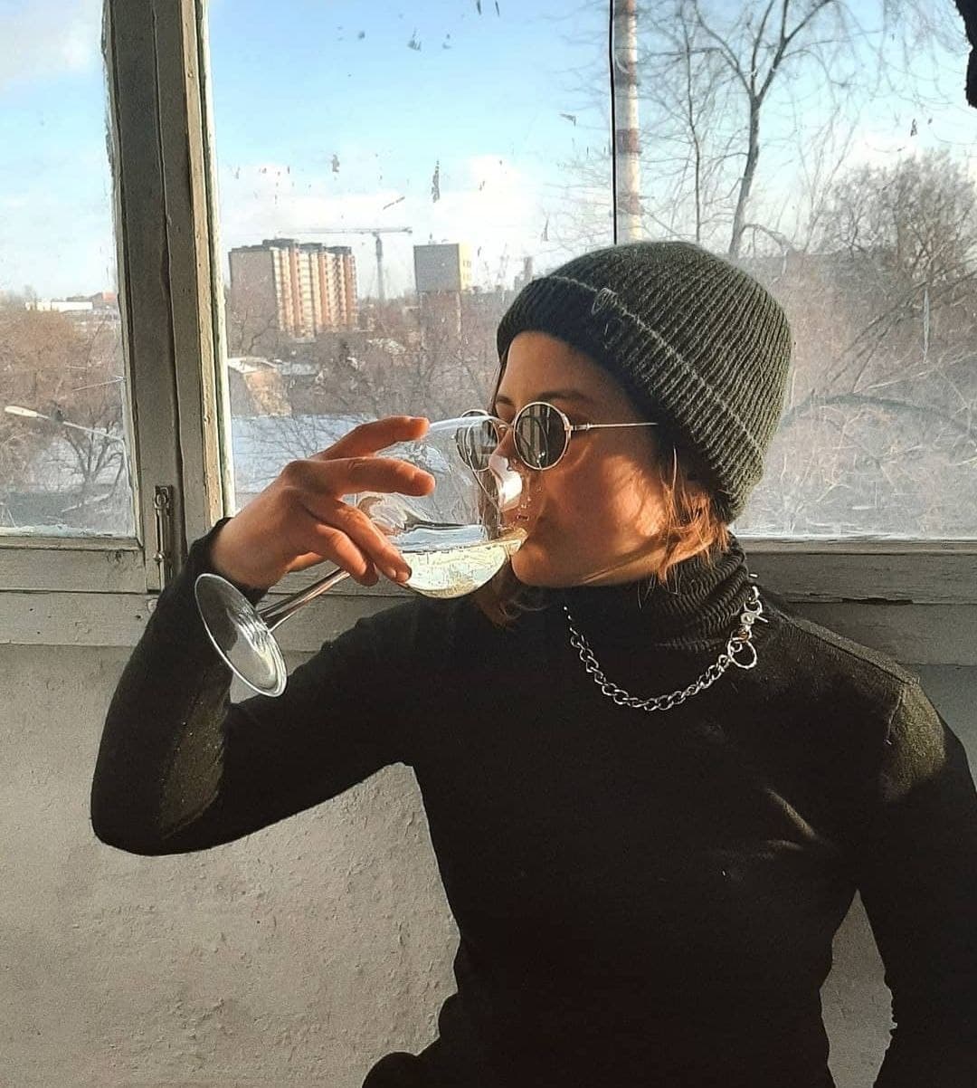 Настя с бокалом/ фото: inst sam.ilo_o