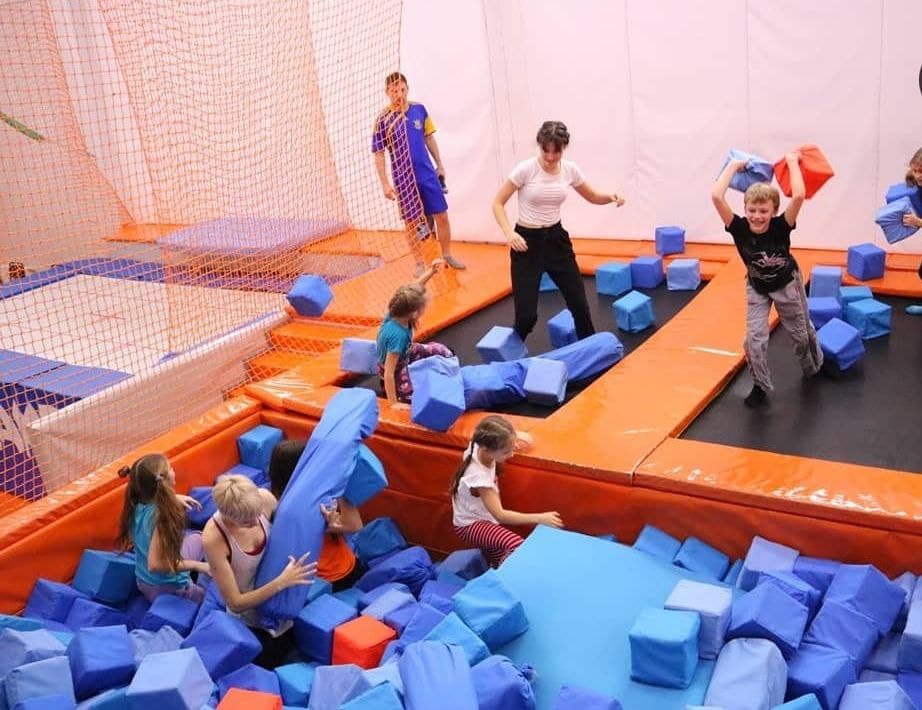 Яма с поролоновыми кубиками/ фото: inst batutiya_dnepr