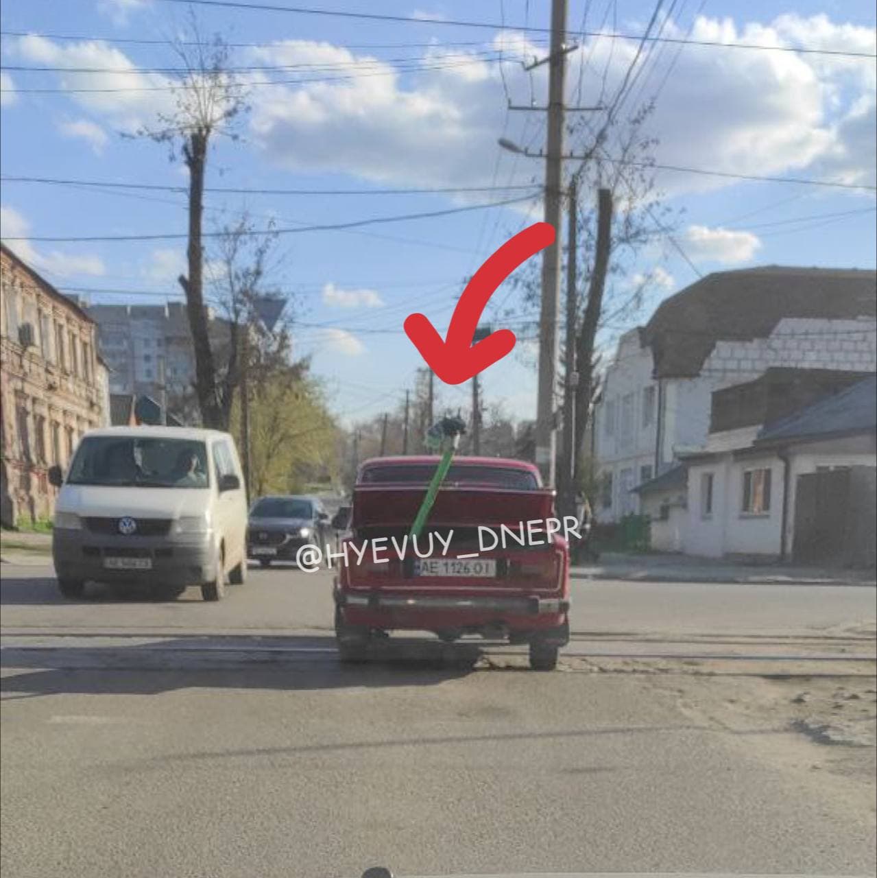 Самокат в багажнике/ фото: ХД