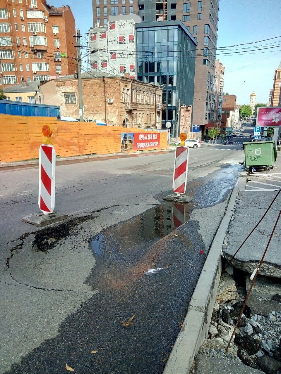 На Шевченко разрушается дорога/ фото: Игорь Гончаренко