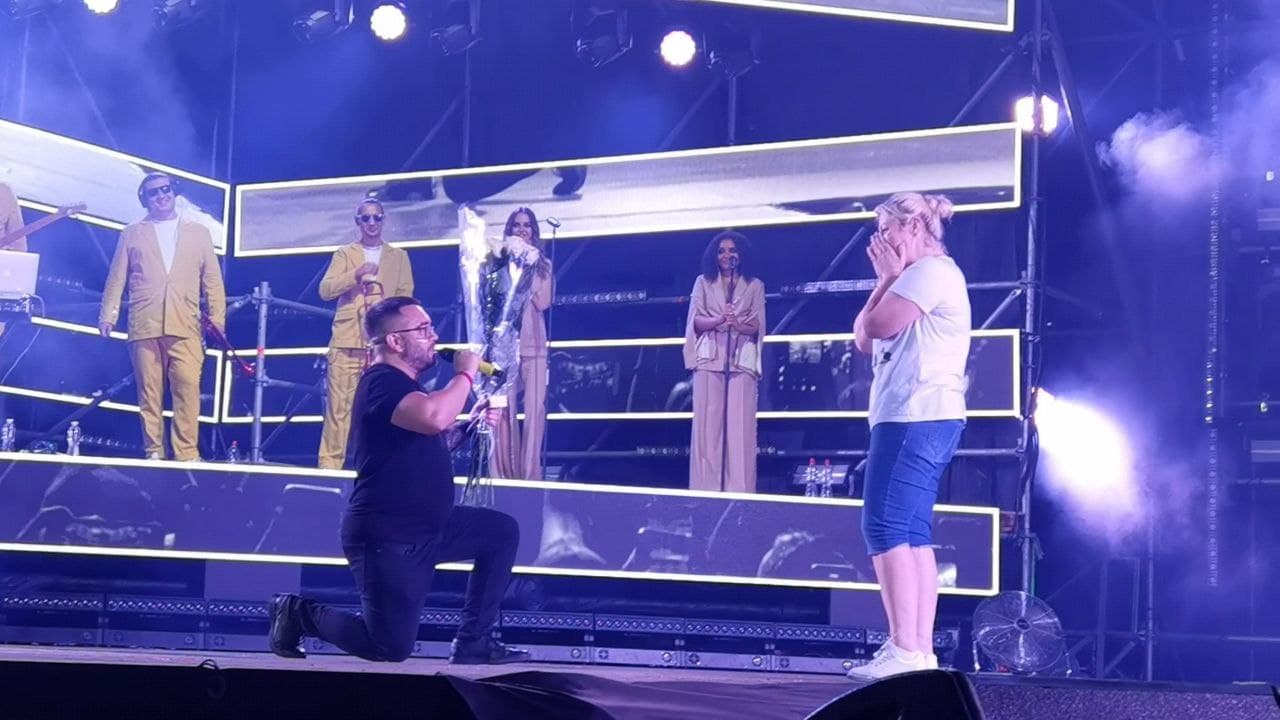 Андрей делает предложение Роксане на концерте Монатика в Днепре/ фото: Светлана Юрченко