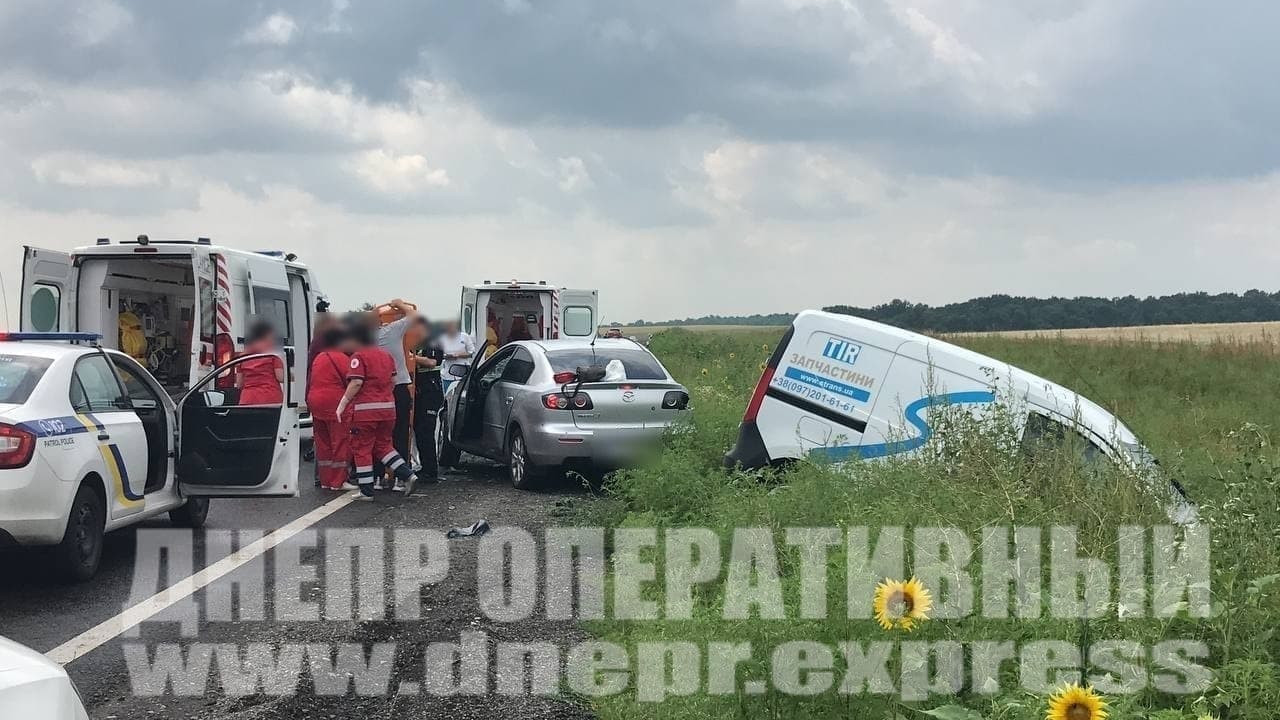 Под Днепром столкнулись Mazda и Renault/ фото: Днепр Оперативный