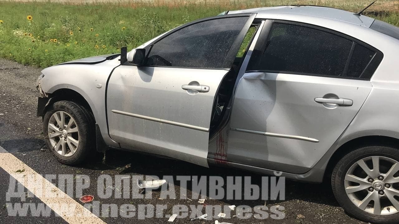 Разбитая Mazda и кровь/ фото: Днепр Оперативный