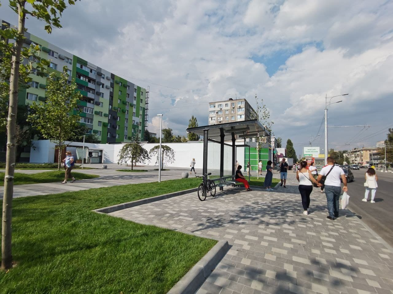 Остановка "Донецкая" у сквера на Слобожанском проспекте/ фото: Светлана Юрченко