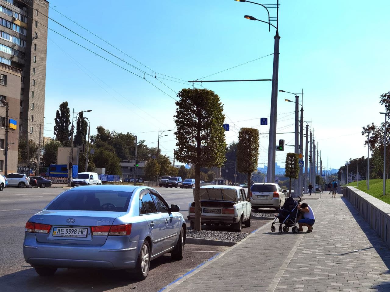 Парковка возле сквера на Слобожанском/ фото: Светлана Юрченко