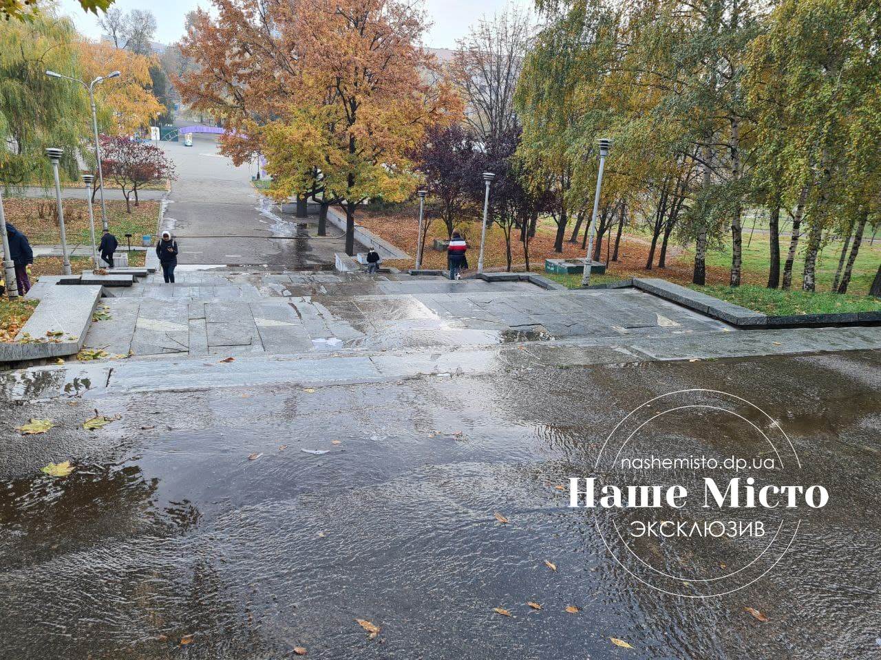 Возле парка Глобы затопило лестницу/ фото НМ