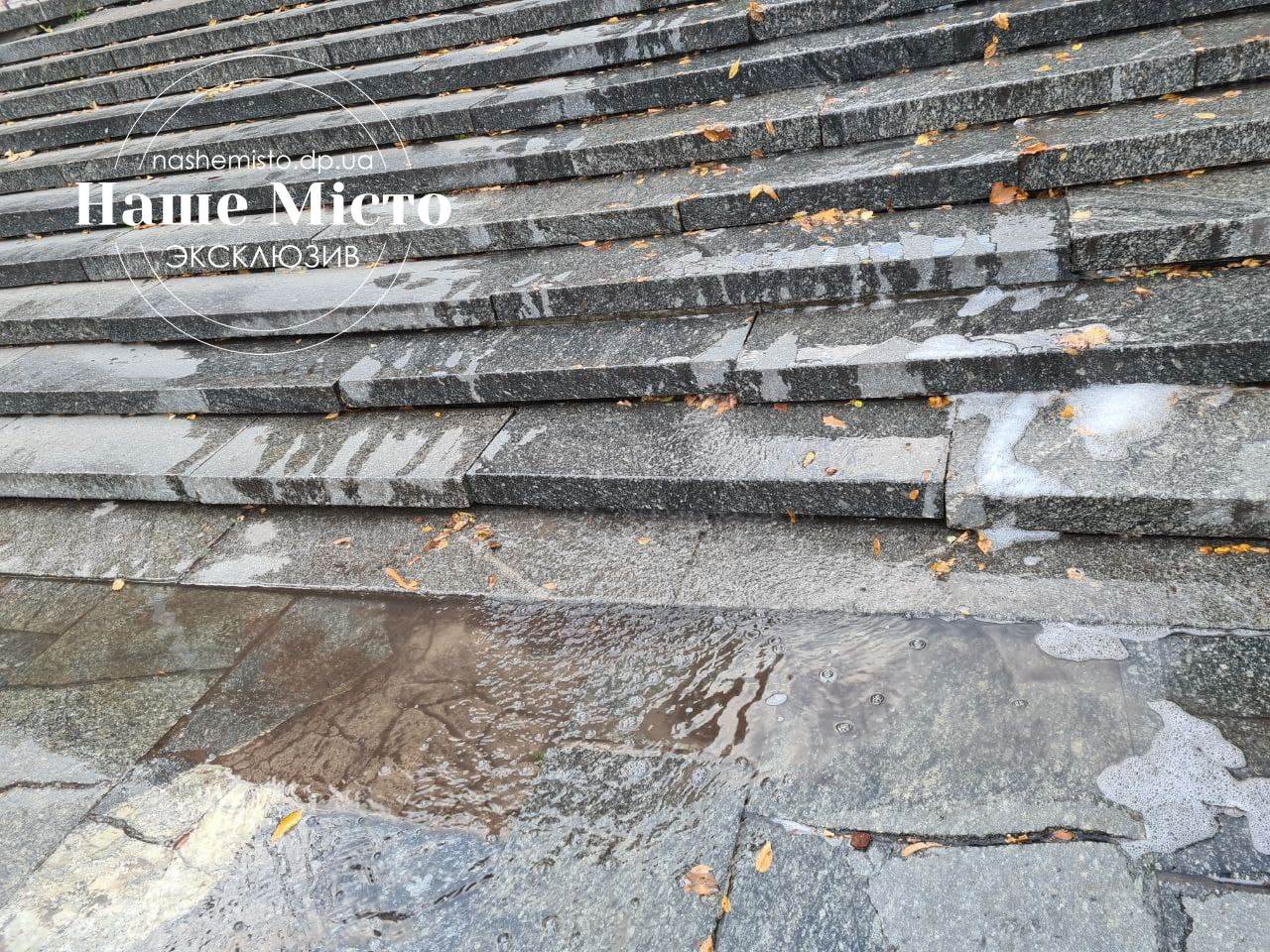 Возле парка Глобы затопило лестницу/ фото НМ