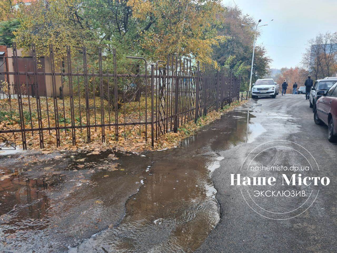 Возле парка Глобы затопило лестницу/ фото НМ