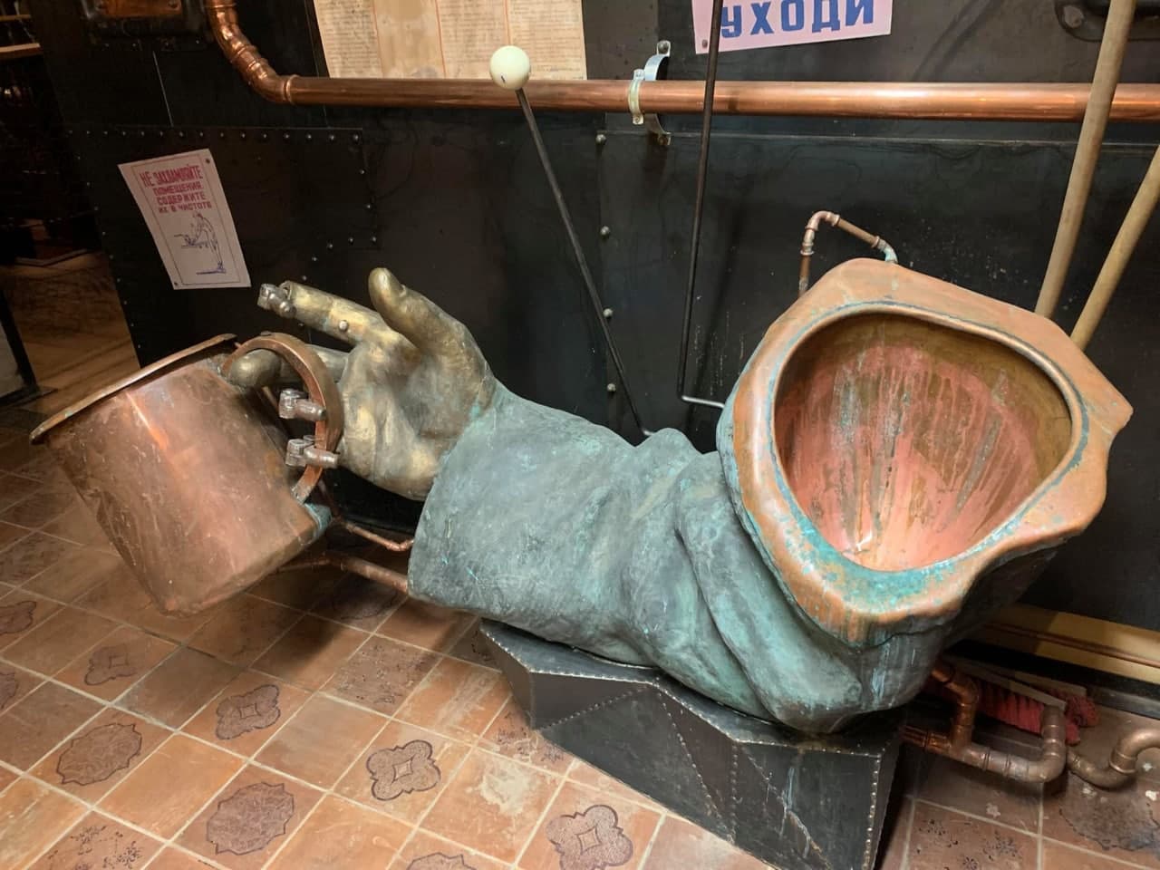  Из руки статуи Ленина, которая находилась в Днепре, сделали туалет Фото: t.me/truexadnepr