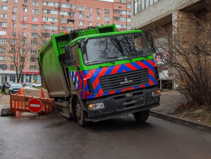 На проспекте Александра Поля, 40 мусоровоз провалился под асфальт.