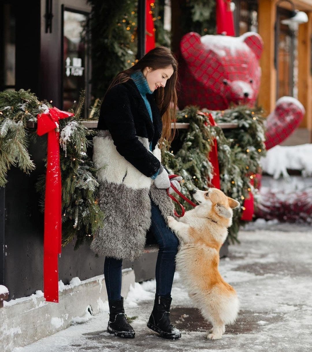 Девушка с собачкой возле кафе "Доллар".