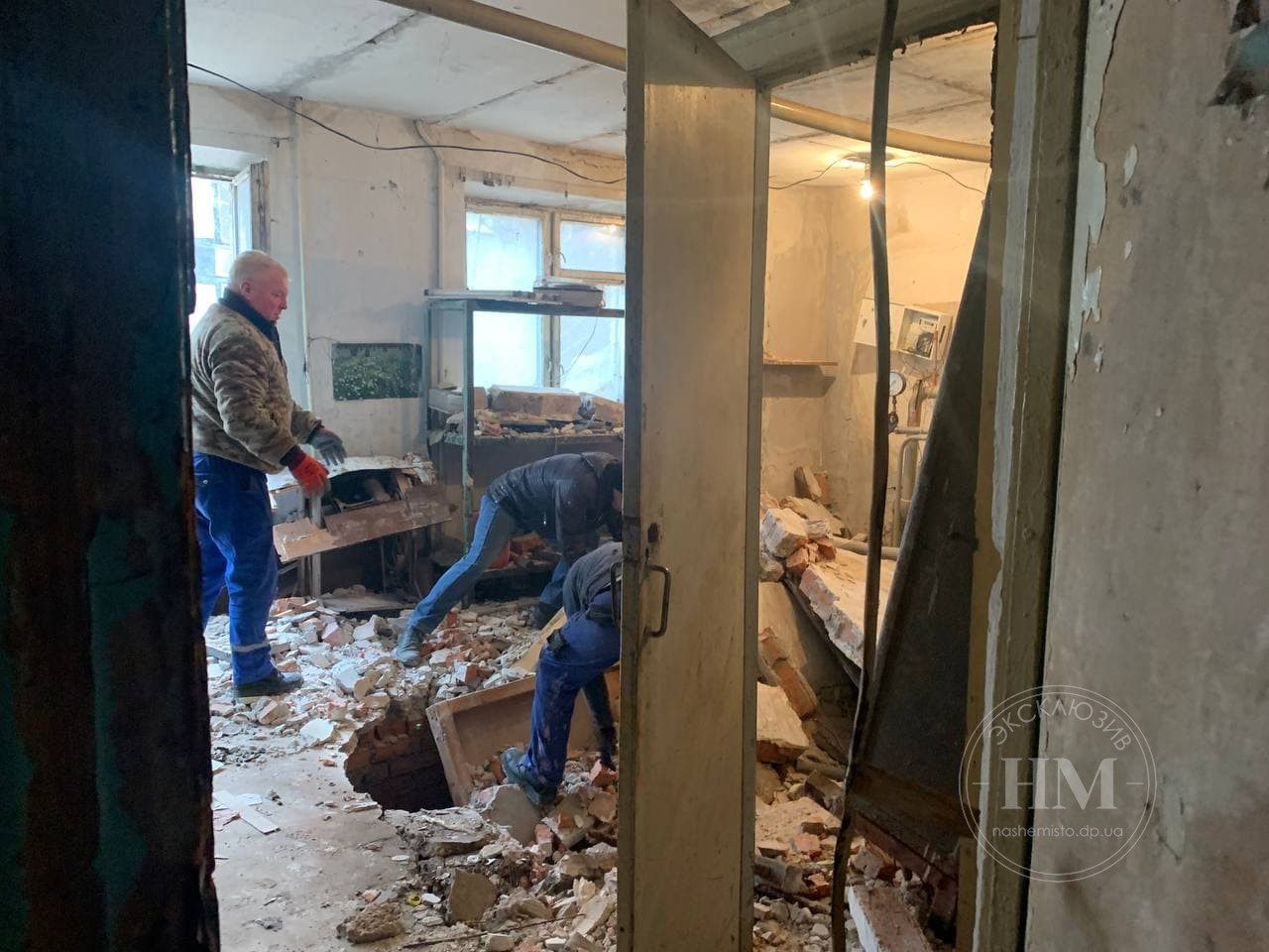 Рабочие убирают последствия обвала в общежитии №2.